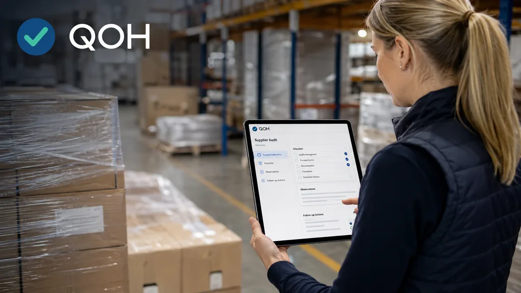 Immagine generata con IA: ricostruzione dimostrativa — persona in magazzino che consulta su tablet una checklist di audit fornitore, con voci di verifica ed evidenze osservate.